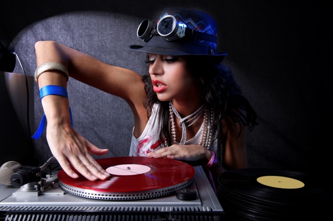 打碟机的美女DJ图片(点击浏览下一张趣图)