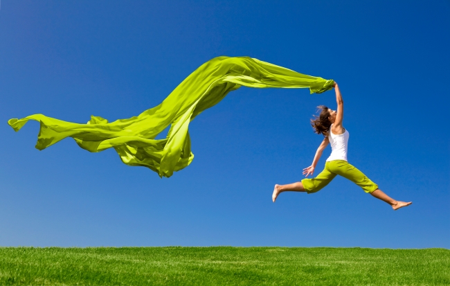 美女牵绿色丝带跳跃图片(点击浏览下一张趣图)