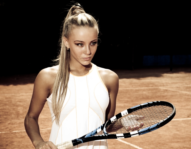 打网球的美女图片(点击浏览下一张趣图)