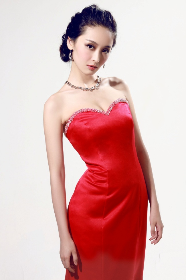 李曼红色礼服美女高清大图图片(点击浏览下一张趣图)
