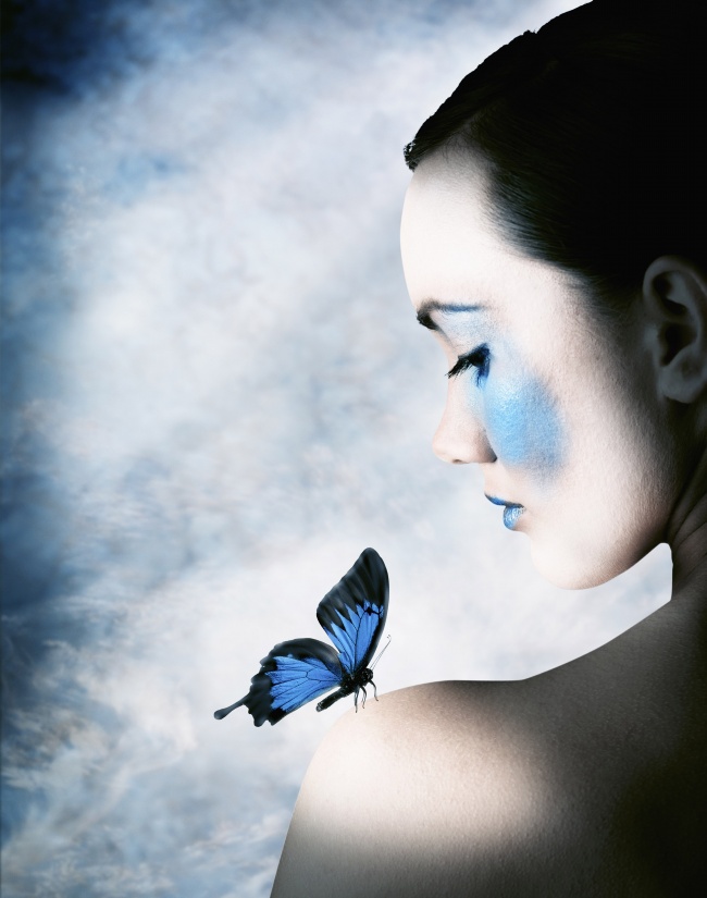 美女肩上蓝色蝴蝶图片(点击浏览下一张趣图)