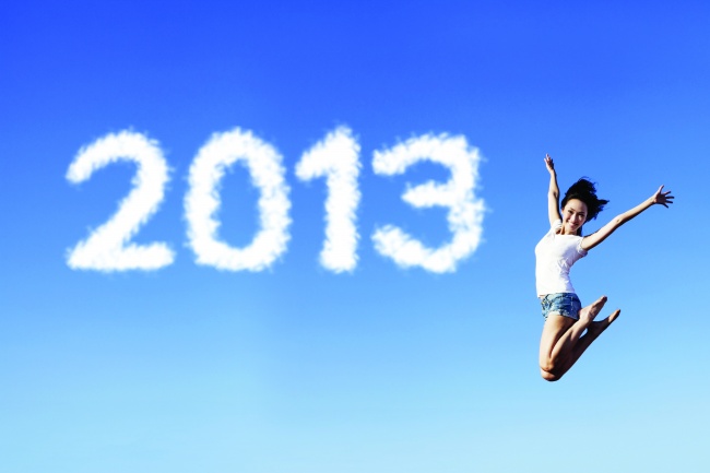 2013云层蓝天跳跃女孩图片(点击浏览下一张趣图)