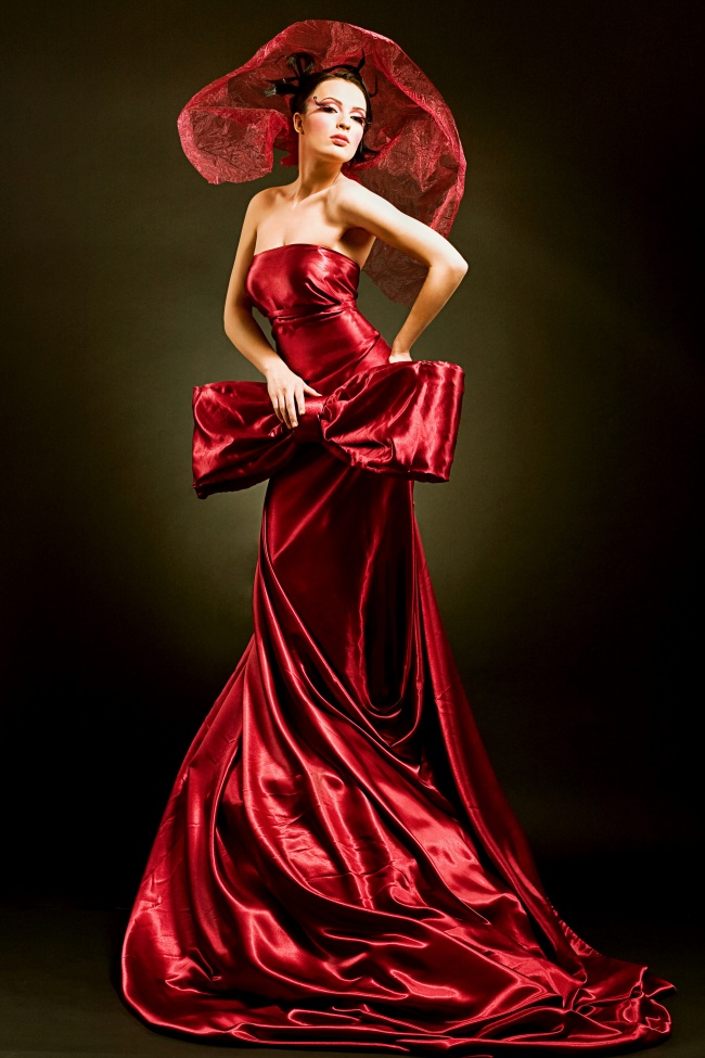红长裙高贵美女图片(点击浏览下一张趣图)