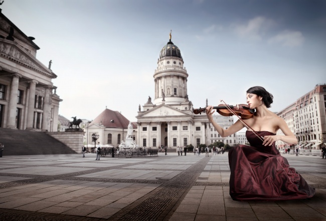 广场拉小提琴的美女图片(点击浏览下一张趣图)