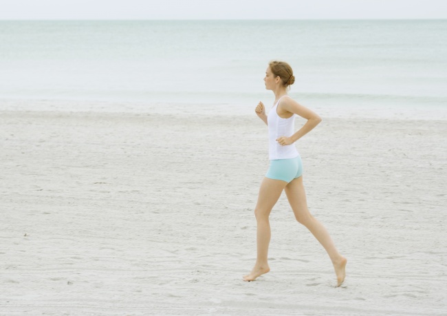 海滩跑步运动美女图片(点击浏览下一张趣图)