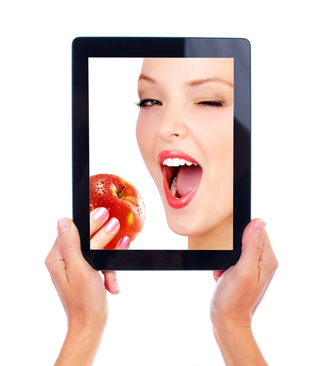 ipad屏幕美女吃苹果图片(点击浏览下一张趣图)