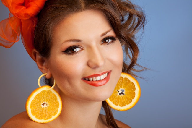 带橙子耳环的美女图片(点击浏览下一张趣图)