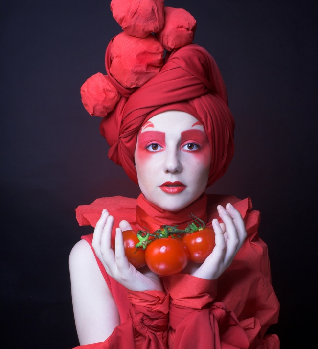 西红柿美女图片素材(点击浏览下一张趣图)