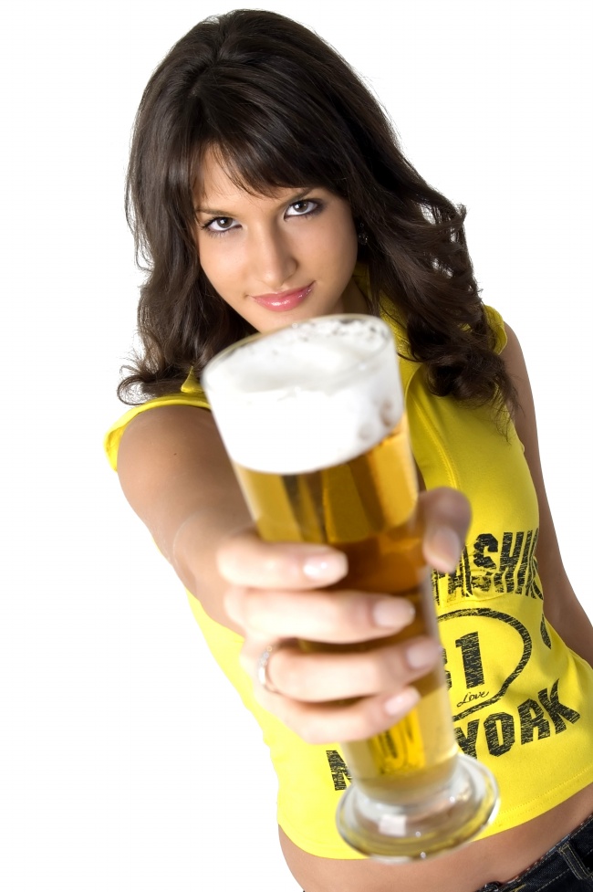 美女喝啤酒图片(点击浏览下一张趣图)