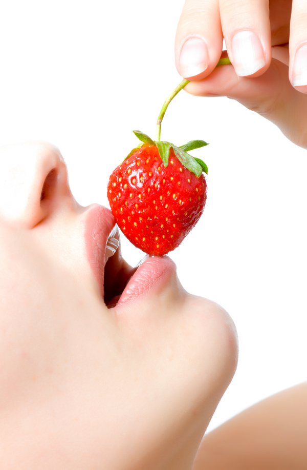 高清大图草莓美女图片(点击浏览下一张趣图)