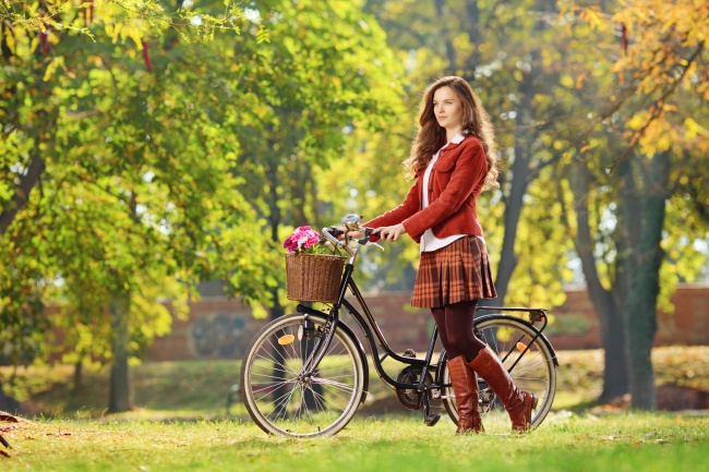 草地单车美女写真图片(点击浏览下一张趣图)