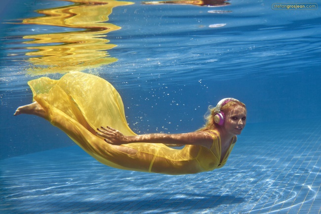 黄色裙装美女水下写真图片(点击浏览下一张趣图)