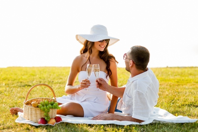 草地野餐的情侣图片(点击浏览下一张趣图)