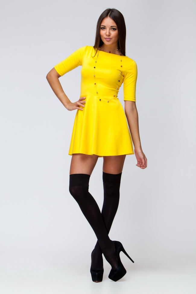黄色连衣裙丝袜美女图片(点击浏览下一张趣图)