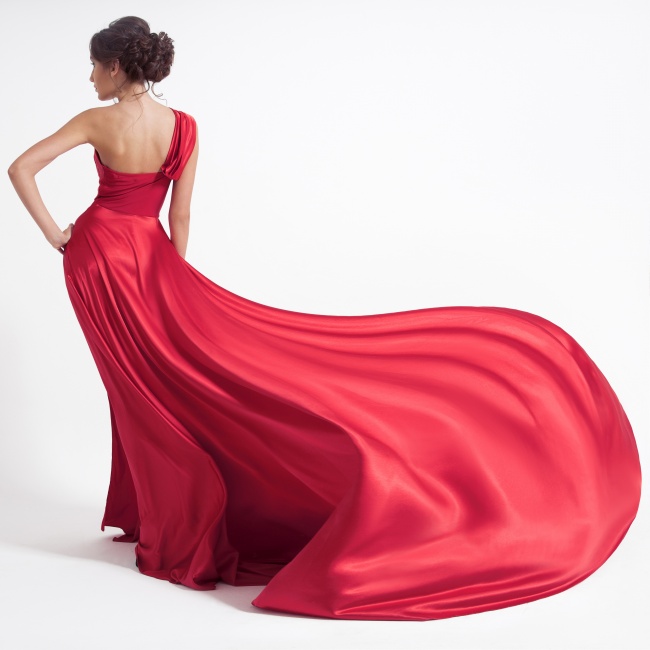 红色丝绸裙性感美女图片(点击浏览下一张趣图)