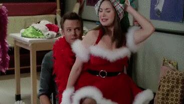 圣诞服大胸美女坐在帅哥腿上摇晃不知道下面进入了没有(2)(点击浏览下一张趣图)