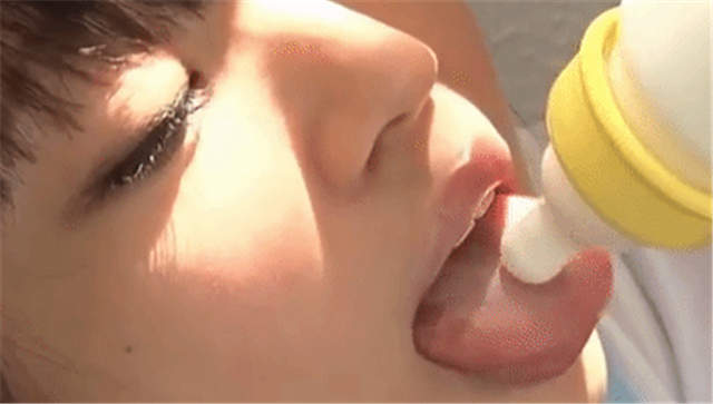 美女尝试用嘴巴舔奶壶的奶头动态图(2)(点击浏览下一张趣图)