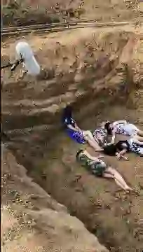 一大群紧身旗袍美腿少妇躺在土坑哩(点击浏览下一张趣图)