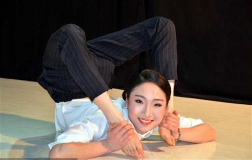 中国柔术美女秀人体极限(点击浏览下一张趣图)
