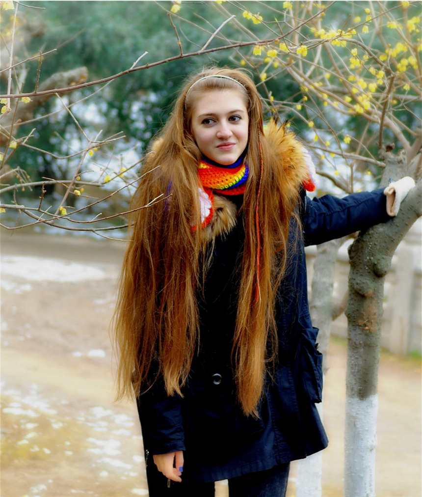 乌克兰留学生美女笑容甜美户外(点击浏览下一张趣图)