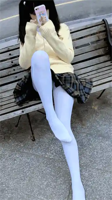 美女白色丝袜内衣动态图(点击浏览下一张趣图)