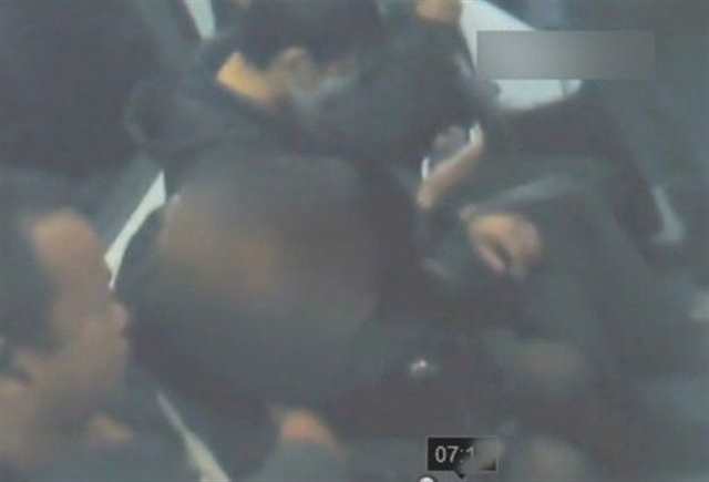 北京地铁女乘客被男子狂摸胸(点击浏览下一张趣图)