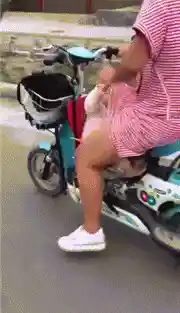奶妈骑电动车带孩子走光露内裤gif(点击浏览下一张趣图)