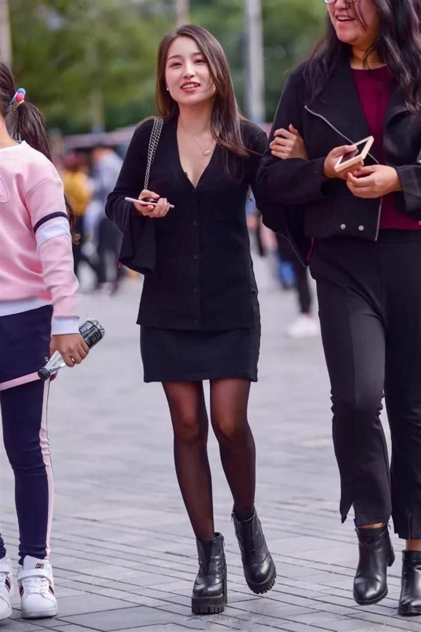 街拍:穿黑丝袜的性感少妇与闺蜜一起逛街(点击浏览下一张趣图)