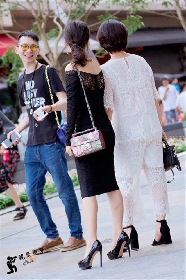 街拍:和漂亮闺蜜一起逛街,穿黑皮裤性感的美女(4)(点击浏览下一张趣图)