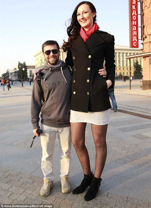 俄女子腿长132厘米(点击浏览下一张趣图)