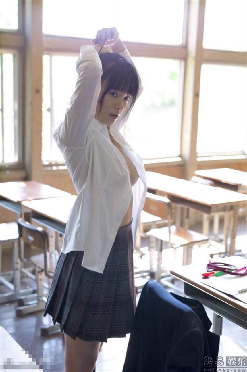 96年日本女星教室换衣(资料图)(点击浏览下一张趣图)