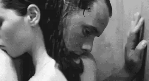男女在浴室拥抱在一起淋雨全裸动态图(点击浏览下一张趣图)