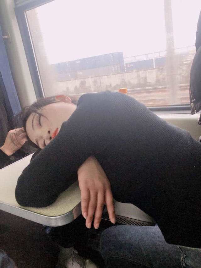 女大学生返校在火车睡觉,睡姿被偷拍(点击浏览下一张趣图)