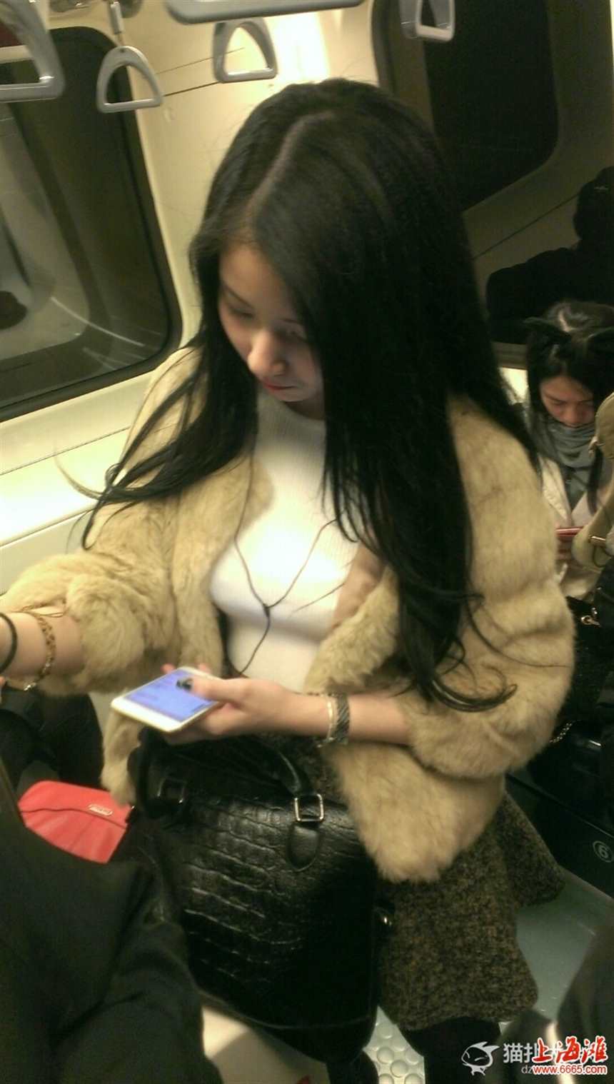 偷拍地铁上看到的美女(点击浏览下一张趣图)