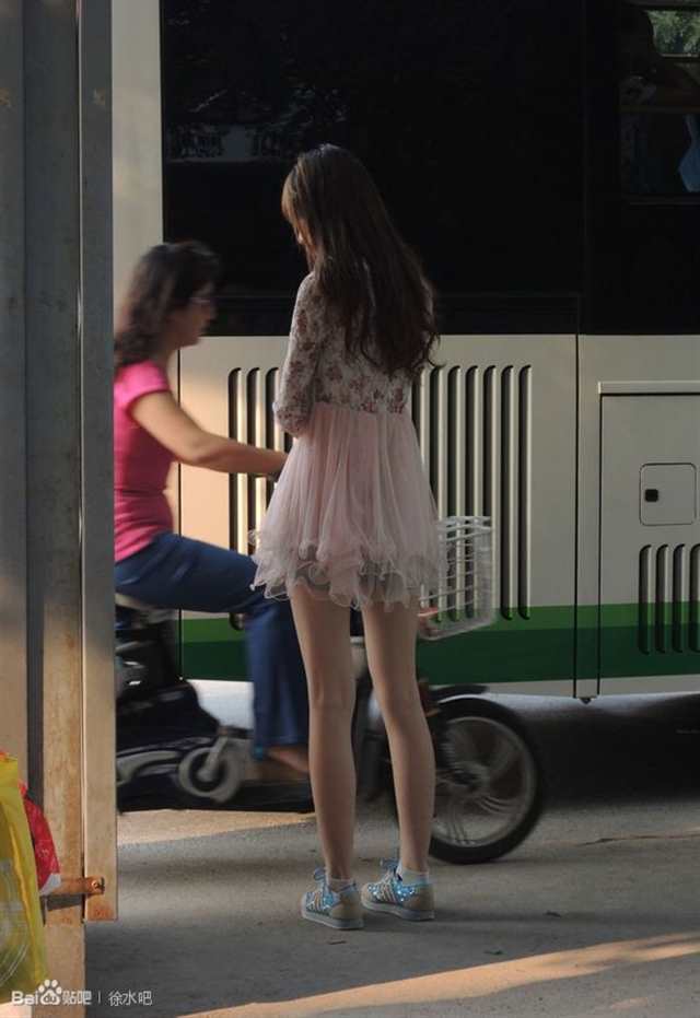 偷拍公交站台等车的美女(点击浏览下一张趣图)
