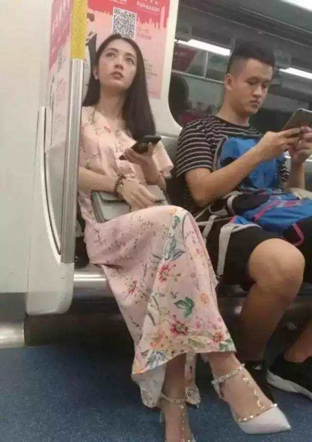 地铁旗袍美女大长腿一览无余(点击浏览下一张趣图)