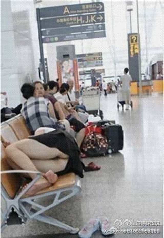 过往乘客发现女子竟然没有穿内裤露出私处(点击浏览下一张趣图)