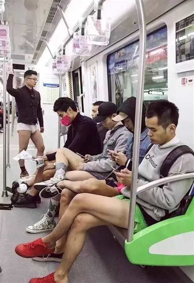 杭州地铁一群帅哥当众脱裤子露大包(点击浏览下一张趣图)