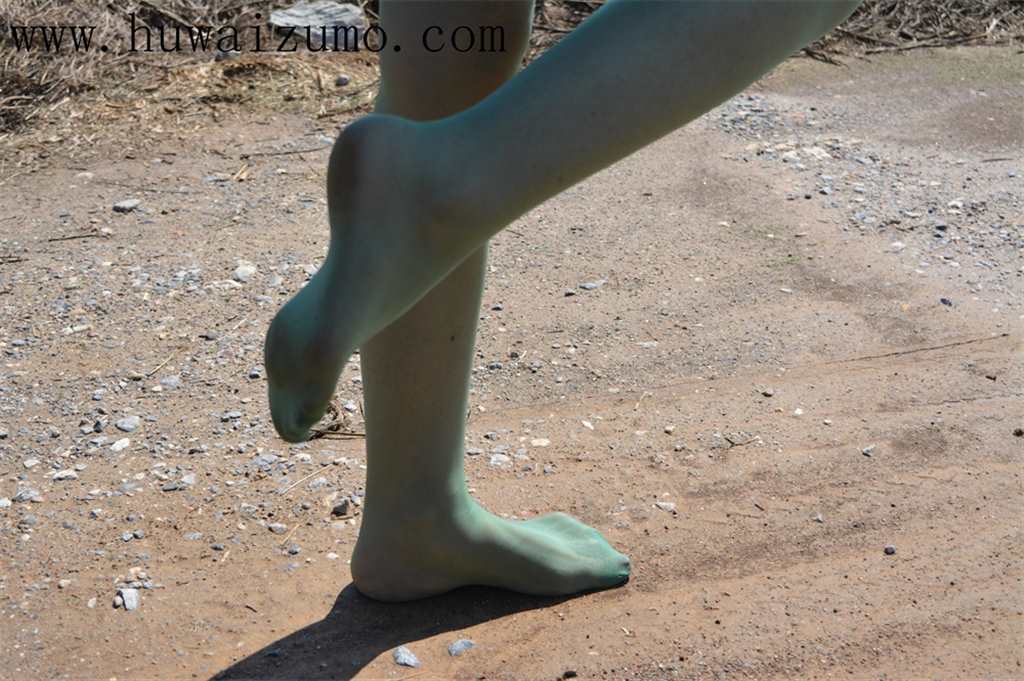 足模117 嫩模丝脚在荒山上演传奇(点击浏览下一张趣图)