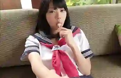 可爱性感水手服日本美女在沙发吃棒棒糖动态图(点击浏览下一张趣图)