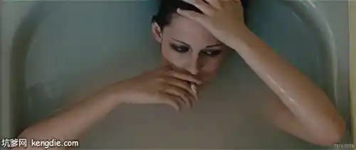 泡浴缸抽烟的忧郁女人动态图片(点击浏览下一张趣图)