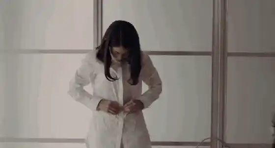 白衬衣日本居家少妇解开衬衣动态图(点击浏览下一张趣图)
