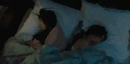 夜晚两个同性恋美女在床上亲吻动态图(点击浏览下一张趣图)
