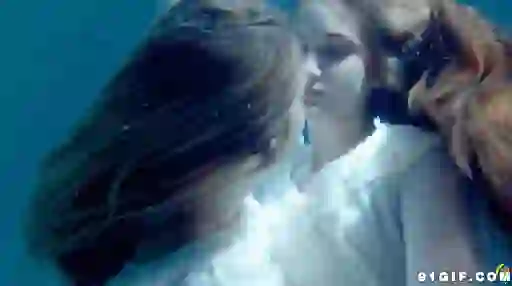 水中女子同性接吻唯美图片(点击浏览下一张趣图)
