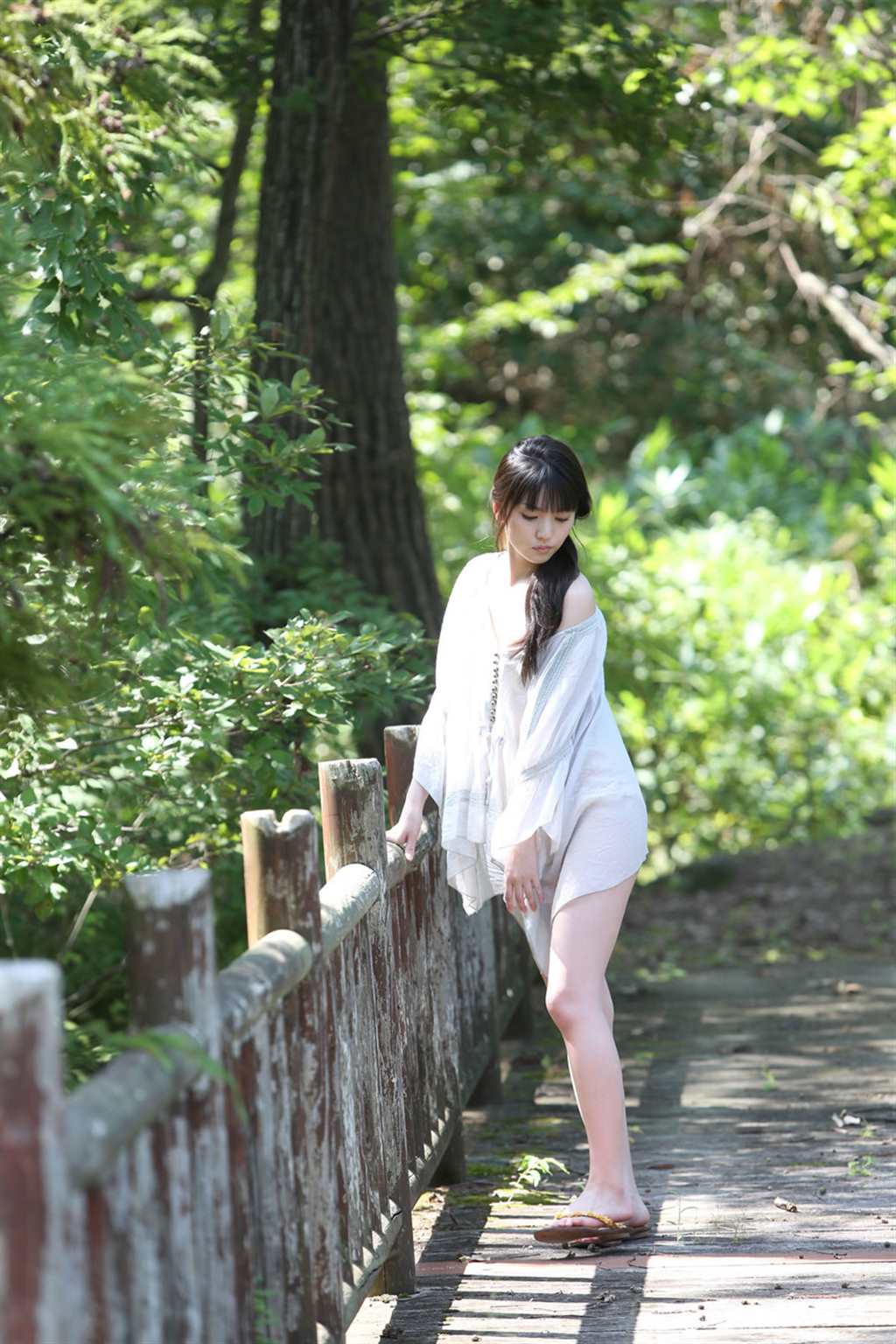 野外游玩的日本性感美女白色透视上衣(点击浏览下一张趣图)