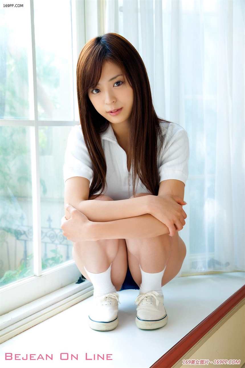 矜持羞涩的日本美女学生窗台上大胆变换姿势销魂诱惑私房照(点击浏览下一张趣图)