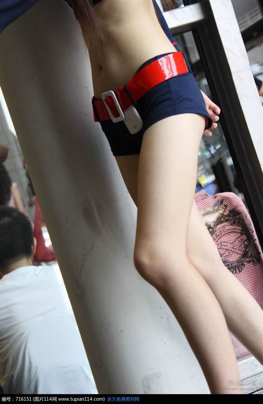 游戏展红色皮带蓝色超短裤露脐的美女双腿(点击浏览下一张趣图)