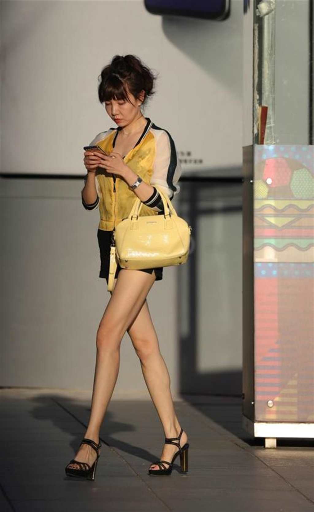 街拍:走进北京美女最多的地方,带你看看这里的姑娘有多美(点击浏览下一张趣图)