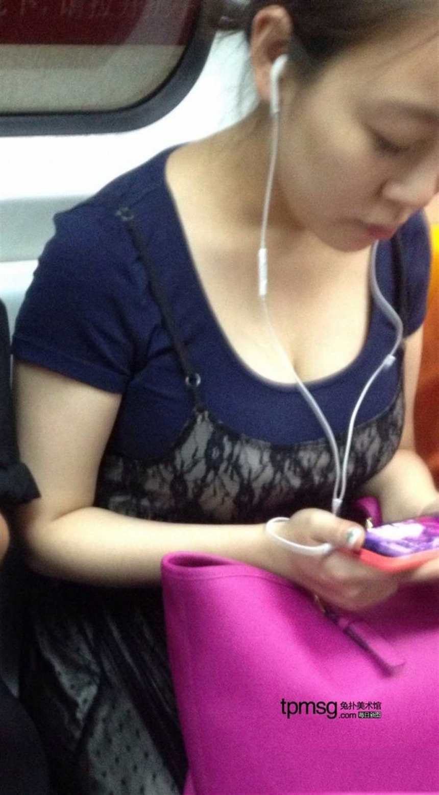 地铁抓拍看视频的低胸美女,露乳沟大尺度(点击浏览下一张趣图)