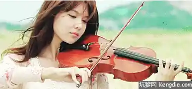美女拉小提琴gif动态图片(点击浏览下一张趣图)